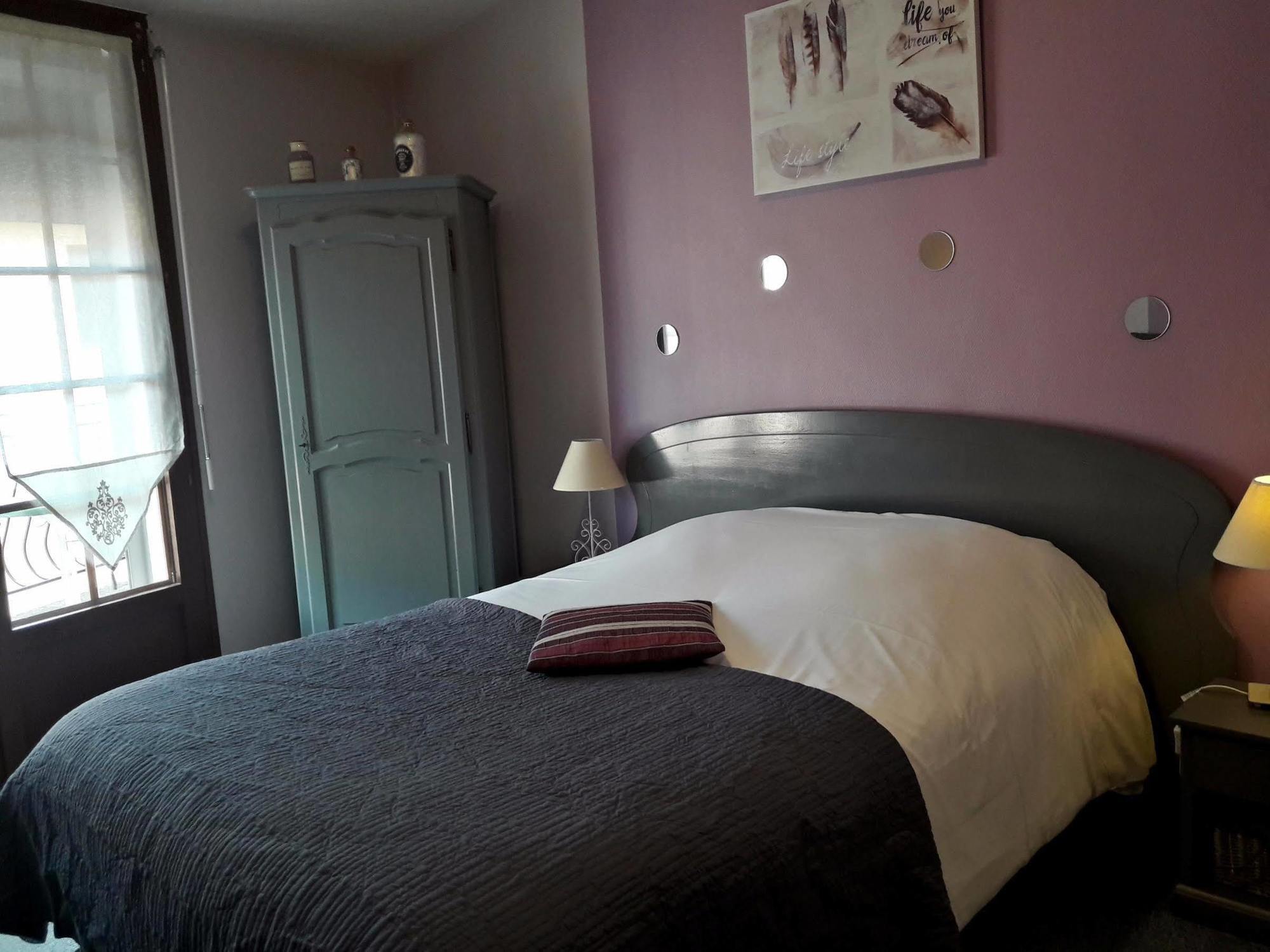 Hotel Logis Restaurant Du Cheval Blanc 2*